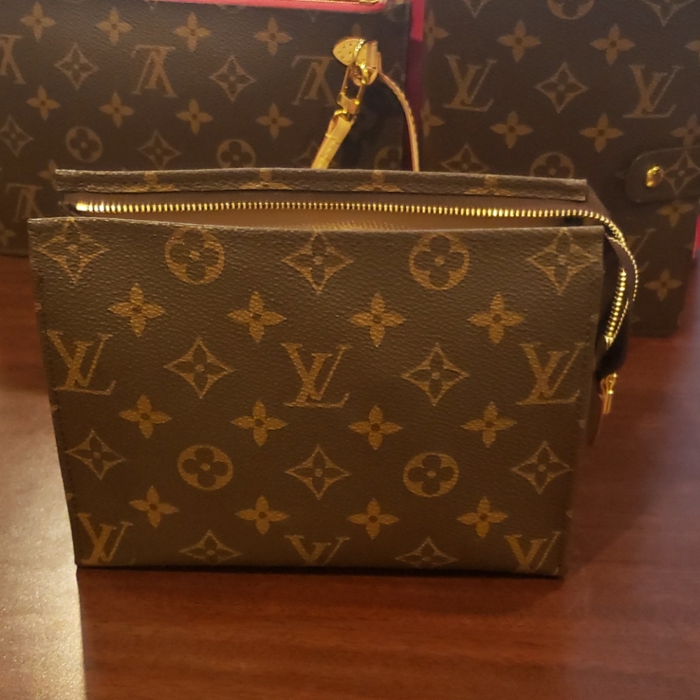 Louis Vuitton Monogram Toiletry 19💞